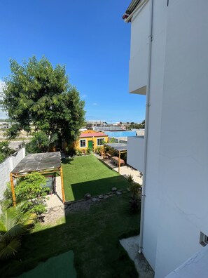 Quarto casal conforto | Vista para o jardim