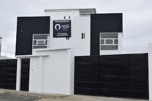 Front of property - Mare S&M Hostal (Manta)