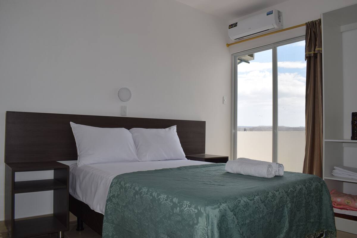 Chambre Confort double | Fer et planche à repasser, accès au Wi-Fi (inclus)