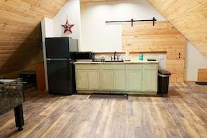 Fridge, microwave, coffee/tea maker, electric kettle - Cozy Pine Tree Nest (Frederick)