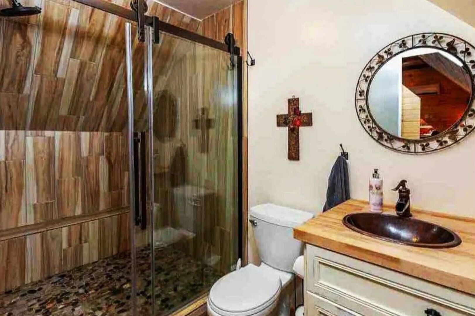 Tina con regadera, secadora de cabello, bidet, toallas 