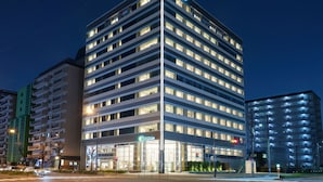 施設の正面 (日没後)