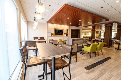 Holiday Inn Express & Suites Dayton East - Beavercreek by IHG