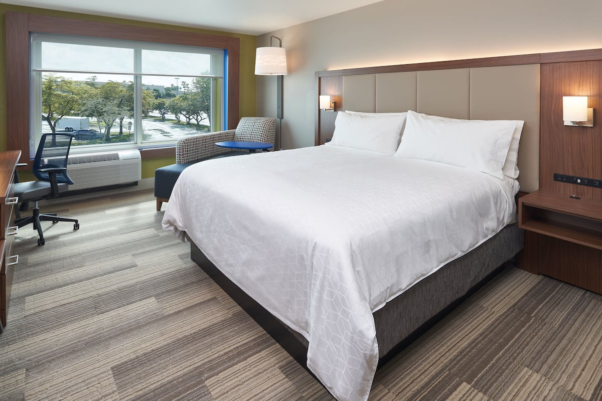 premium bedding, in-room safe, individually furnished, desk