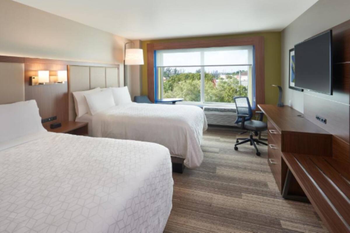 Premium bedding, in-room safe, desk, laptop workspace