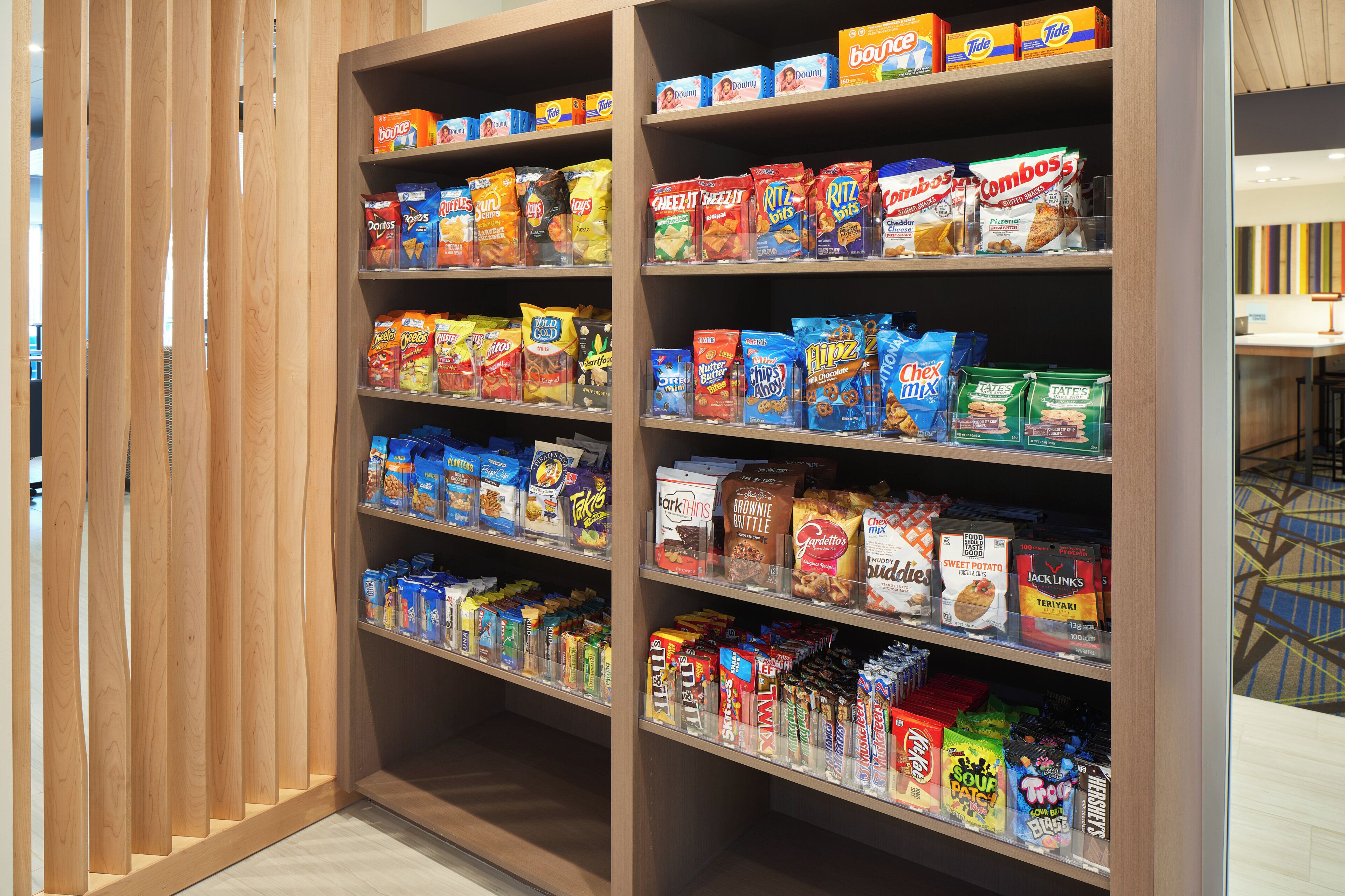 Un pasillo con diversas opciones de bocadillos y cereales envasados.