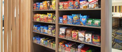 Un pasillo con diversas opciones de bocadillos y cereales envasados.