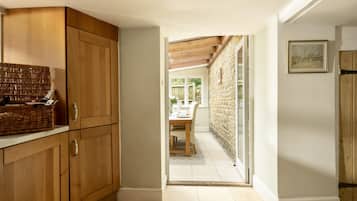 Luxury Cottage, Private Bathroom, Garden View | Shared kitchen