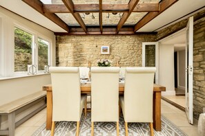 Luxury Cottage, Private Bathroom, Garden View | Restaurant - Darly Cottage (Cheltenham)