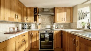 Luxury Cottage, Private Bathroom, Garden View | Shared kitchen | High chair