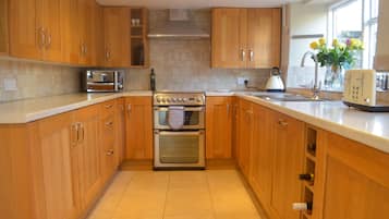 Luxury Cottage, Private Bathroom, Garden View | Private kitchen