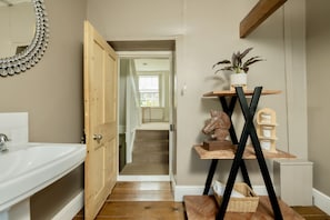 Luxury Cottage, Private Bathroom, Garden View | Bathroom - Darly Cottage (Cheltenham)