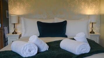 Luxury Cottage, Private Bathroom, Garden View | 4 bedrooms
