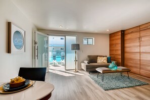 Studio | Woonruimte | Een 32-inch flatscreentelevisie met digitale zenders en een televisie