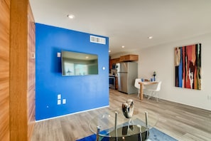 117: The Savvy Sapphire Studio~Walk To Downtown Phoenix!