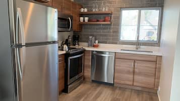 116: The Red Carpet Studio~ Walk To Downtown Phoenix! | Private kitchen | Full-size fridge, microwave, oven, stovetop