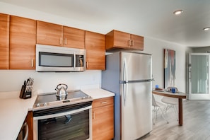 Full-sized fridge, microwave, oven, stovetop