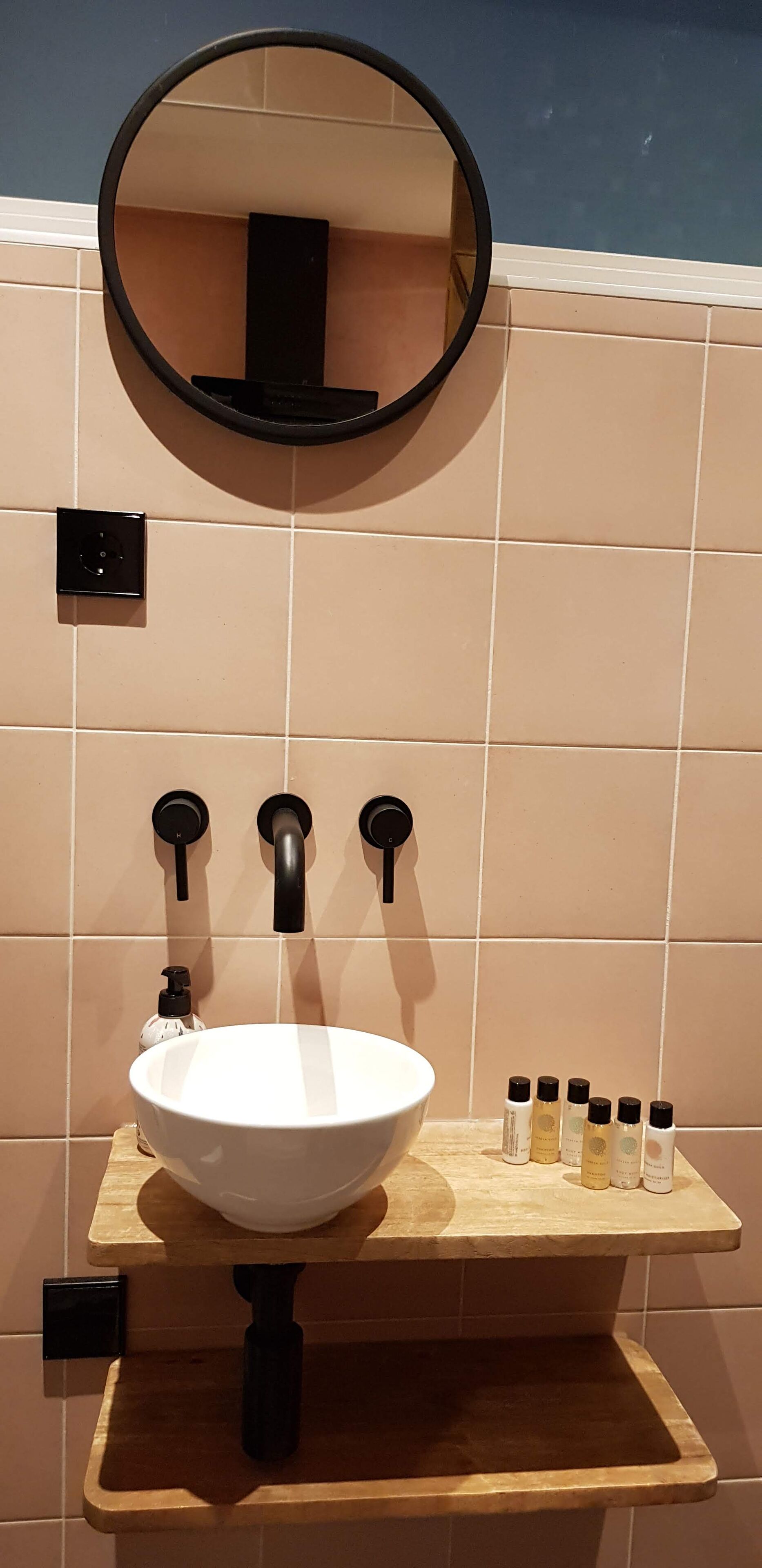 Doccia, asciugacapelli, asciugamani, sapone