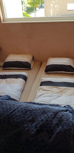 1 habitación, tabla de planchar con plancha y cuna de viaje 
