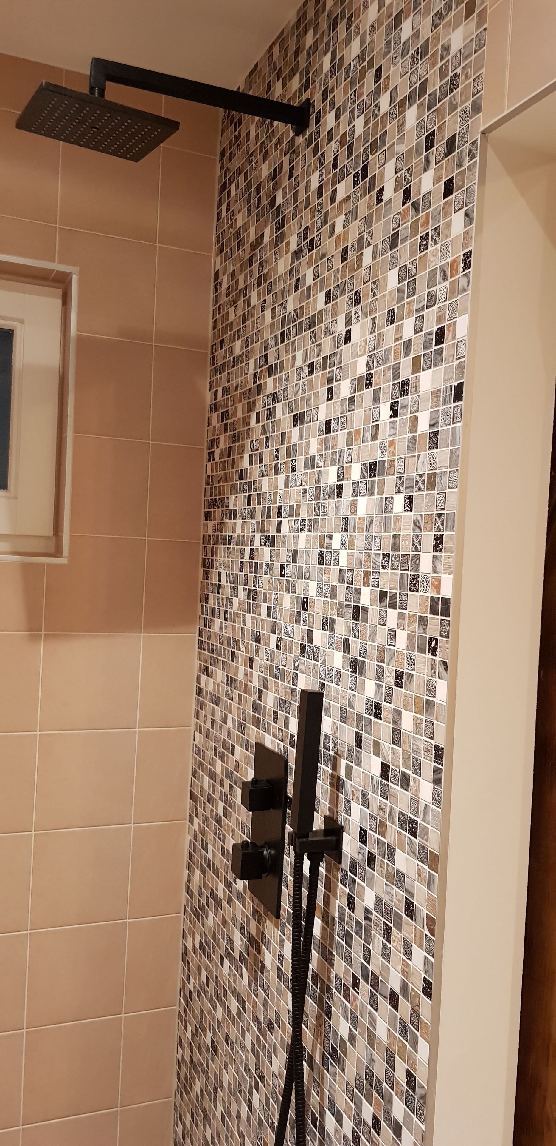 Een douche, een haardroger, handdoeken, zeep