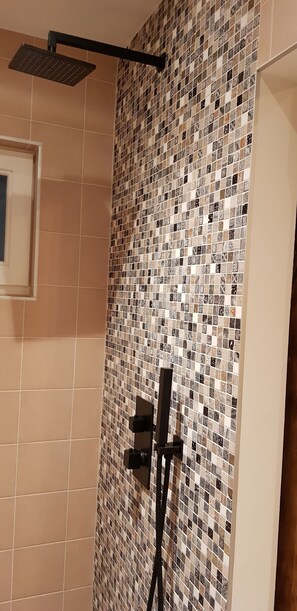 Shower, hair dryer, towels, soap - JaBaKi Red Studio (Hoofddorp)