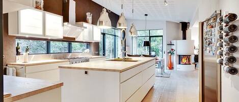 ثلاجة، فرن، موقد طهي مسطح، غسالة أطباق