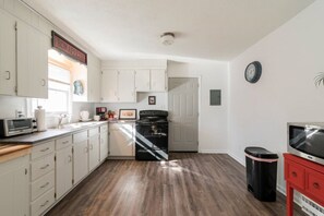 Fridge, microwave, oven, stovetop - Rosie's Roost 11 minutes to Lowes corporate (Mooresville)