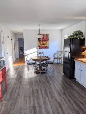 Dining - Rosie's Roost 11 minutes to Lowes corporate (Mooresville)