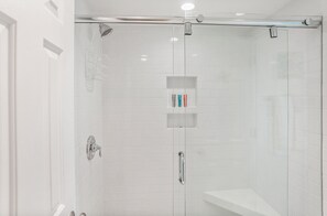 Ensemble baignoire-douche, séchoir à cheveux, serviettes fournies, savon
