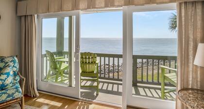 Luxurious Ocean front, 3 bedroom, elevator, private pool, amenity cards avail.