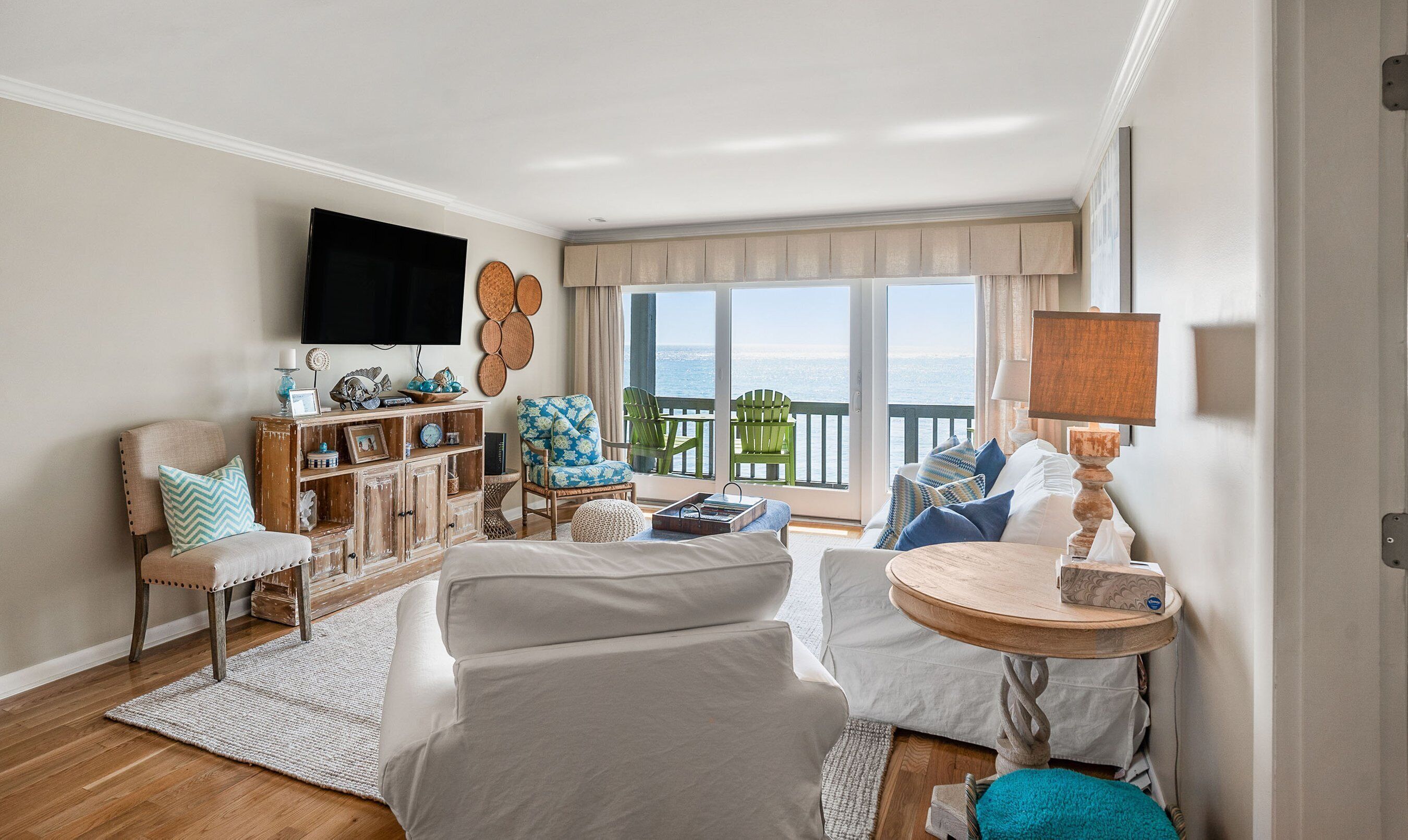 Smart TV, books, stereo