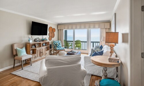 Luxurious Ocean front, 3 bedroom, elevator, private pool, amenity cards avail.