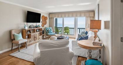 Luxurious Ocean front, 3 bedroom, elevator, private pool, amenity cards avail.