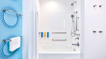 Habitación, 1 cama King size, con acceso para personas discapacitadas, tina | Baño | Secadora de cabello, toallas, jabón, shampoo