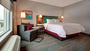 A hotel room with a bed, a desk, a chair, and a window. - Hampton Inn by Hilton Brockville (Brockville)