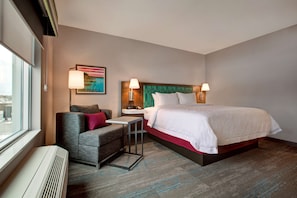 Desk, laptop workspace, blackout drapes, iron/ironing board - Hampton Inn by Hilton Brockville (Brockville)