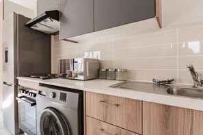 Kühlschrank, Mikrowelle, Ofen, Herdplatte