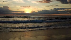 A beach with waves and a sunset. - Villas Punta India (Cuajiniquil)