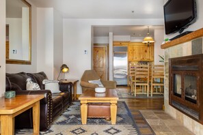 Una televisión de pantalla plana, una chimenea