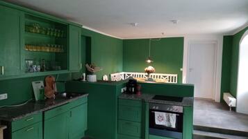 Kühlschrank, Mikrowelle, Ofen, Herdplatte