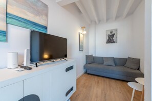TV - HOLIDAY PALMA TERRACE APARTMENT by PriorityVillas (Palma de Mallorca)