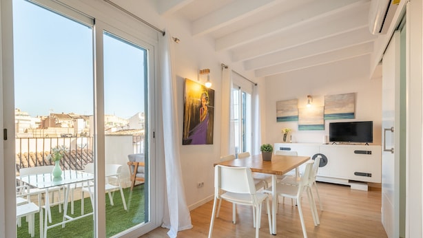 Un apartamento moderno con comedor, cocina y balcón.