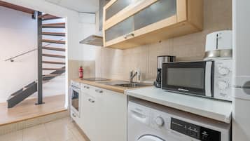 Refrigerador, microondas, parrilla de estufa y cafetera y tetera