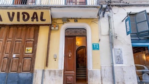 Un edificio con una puerta de madera y un letrero que dice "VIDAL".