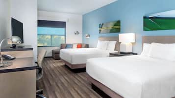 Camera, 2 letti queen (Den) | Una cassaforte in camera, una scrivania, tende oscuranti