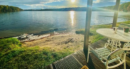ALL YEAR ROUND FUN! LAKE FRONT! BLUE BEAR TRAIL UP THE DRIVEWAY! I