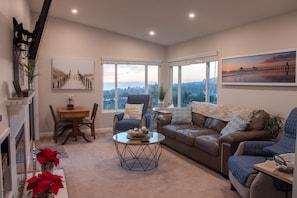 TV connectée, cheminée, livres, écrans d'ordinateur