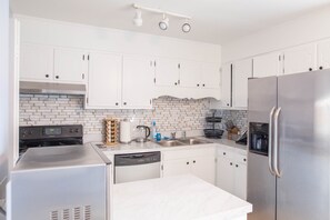 Réfrigérateur, micro-ondes, plaque de cuisson, lave-vaisselle