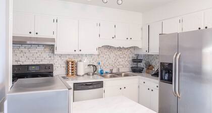 Furnished Townhome close to HPU / Furniture Mkt
