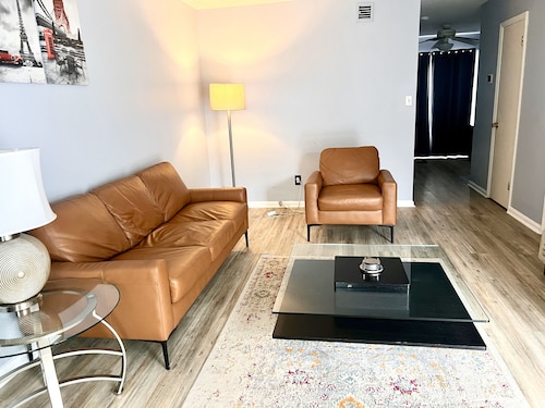 Furnished Townhome close to HPU / Furniture Mkt